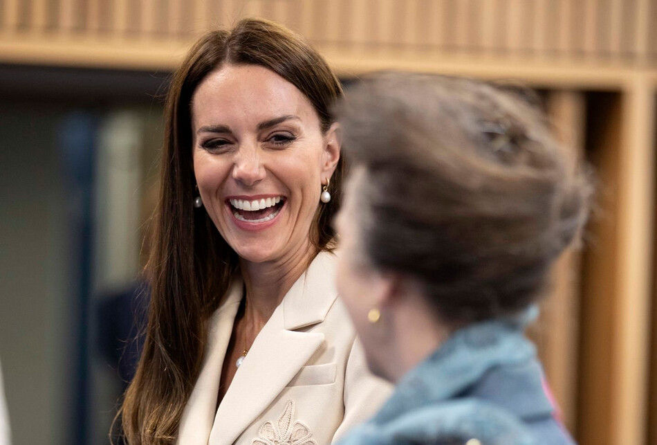 Герцогиня Кембриджская смеётся над шуткой принцессы Анны во время посещения штаб-квартира по акушерству RCM и RCOGs 27 апреля 2022 года в Лондоне, Англия